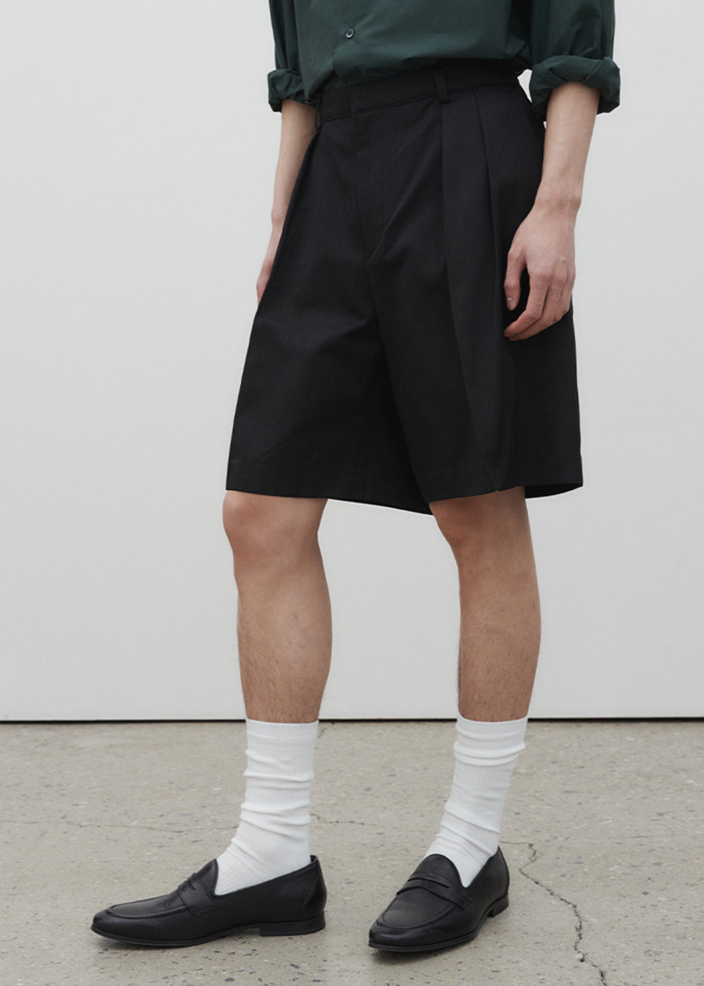 CLASSIC TWO TUCKED HALF SLACKS_BLACK