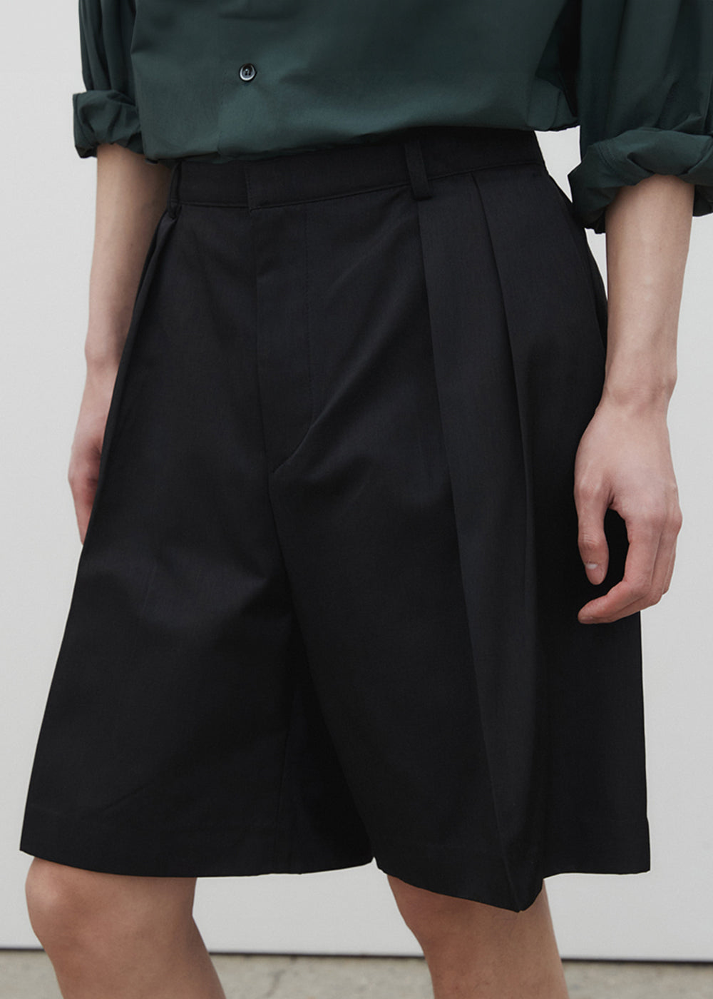 CLASSIC TWO TUCKED HALF SLACKS_BLACK
